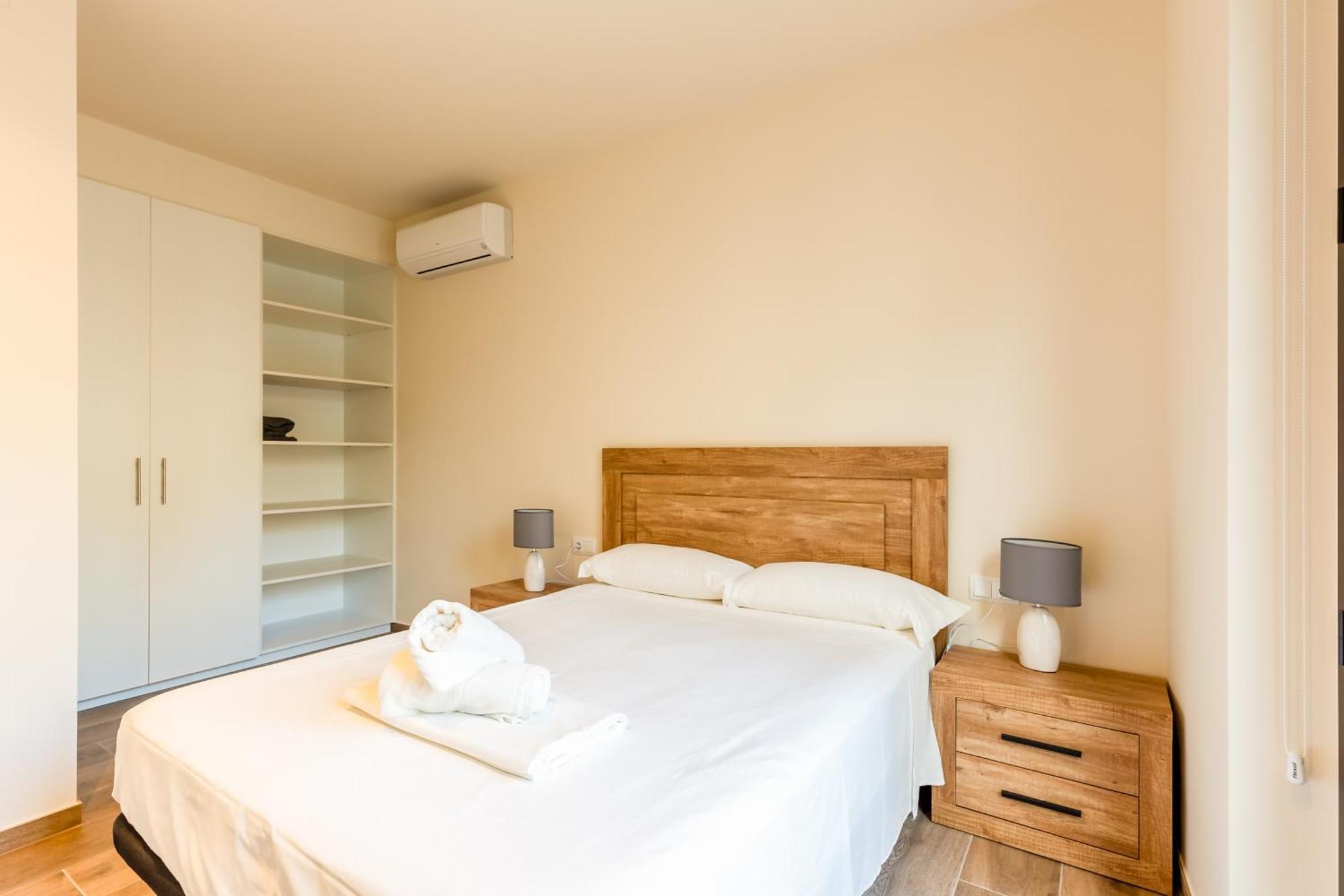 Besalú 11 Moderno apartamento con AC en la plaza Exterior foto