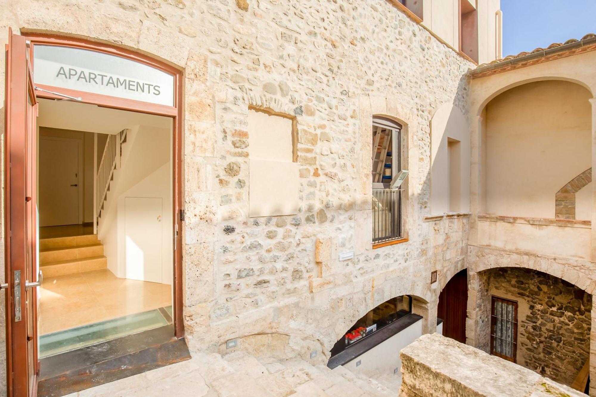 Besalú 11 Moderno apartamento con AC en la plaza Exterior foto