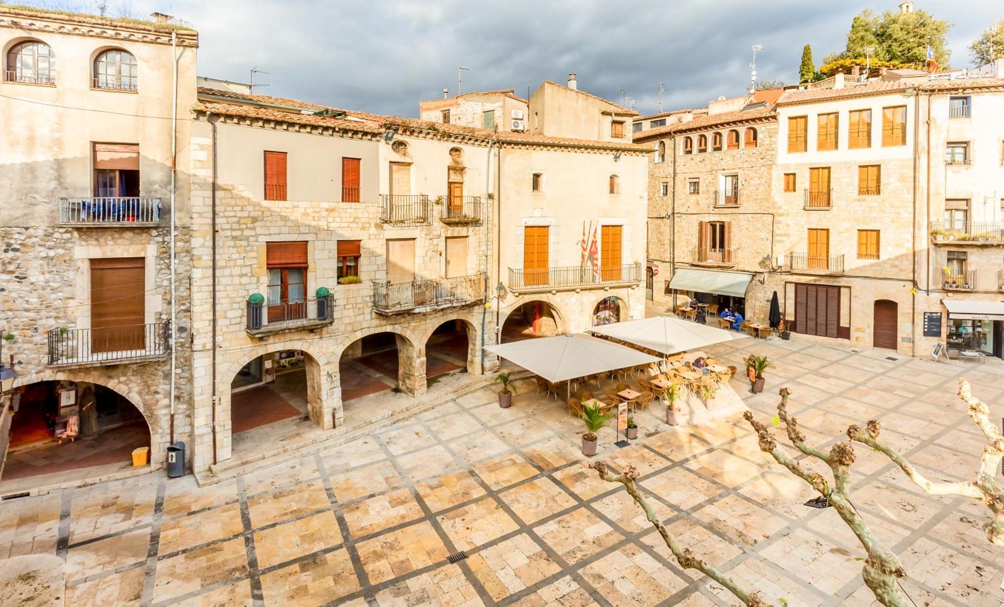 Besalú 11 Moderno apartamento con AC en la plaza Exterior foto