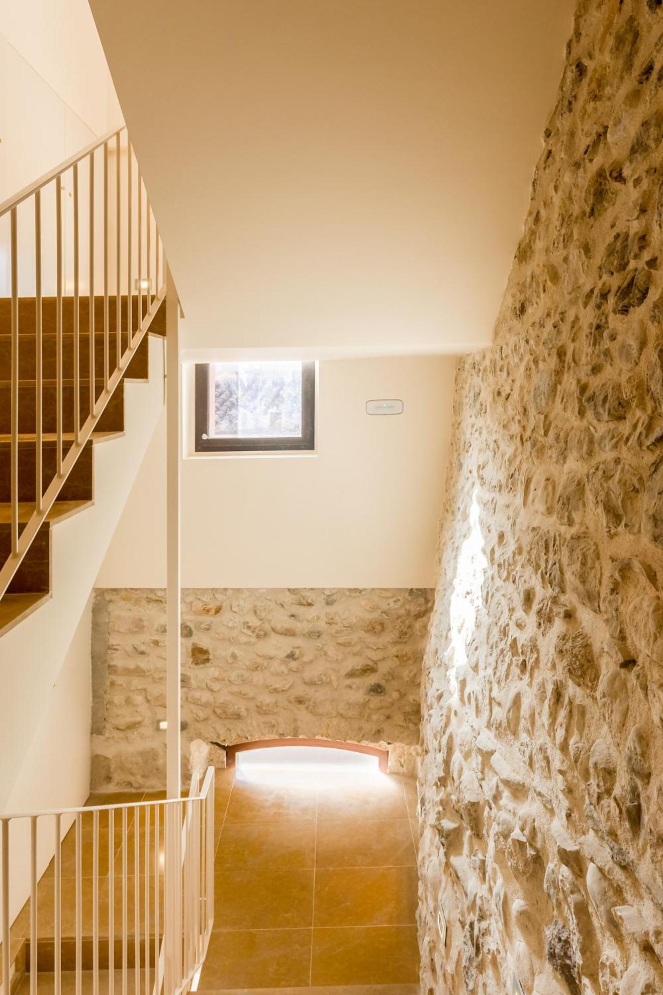 Besalú 11 Moderno apartamento con AC en la plaza Exterior foto