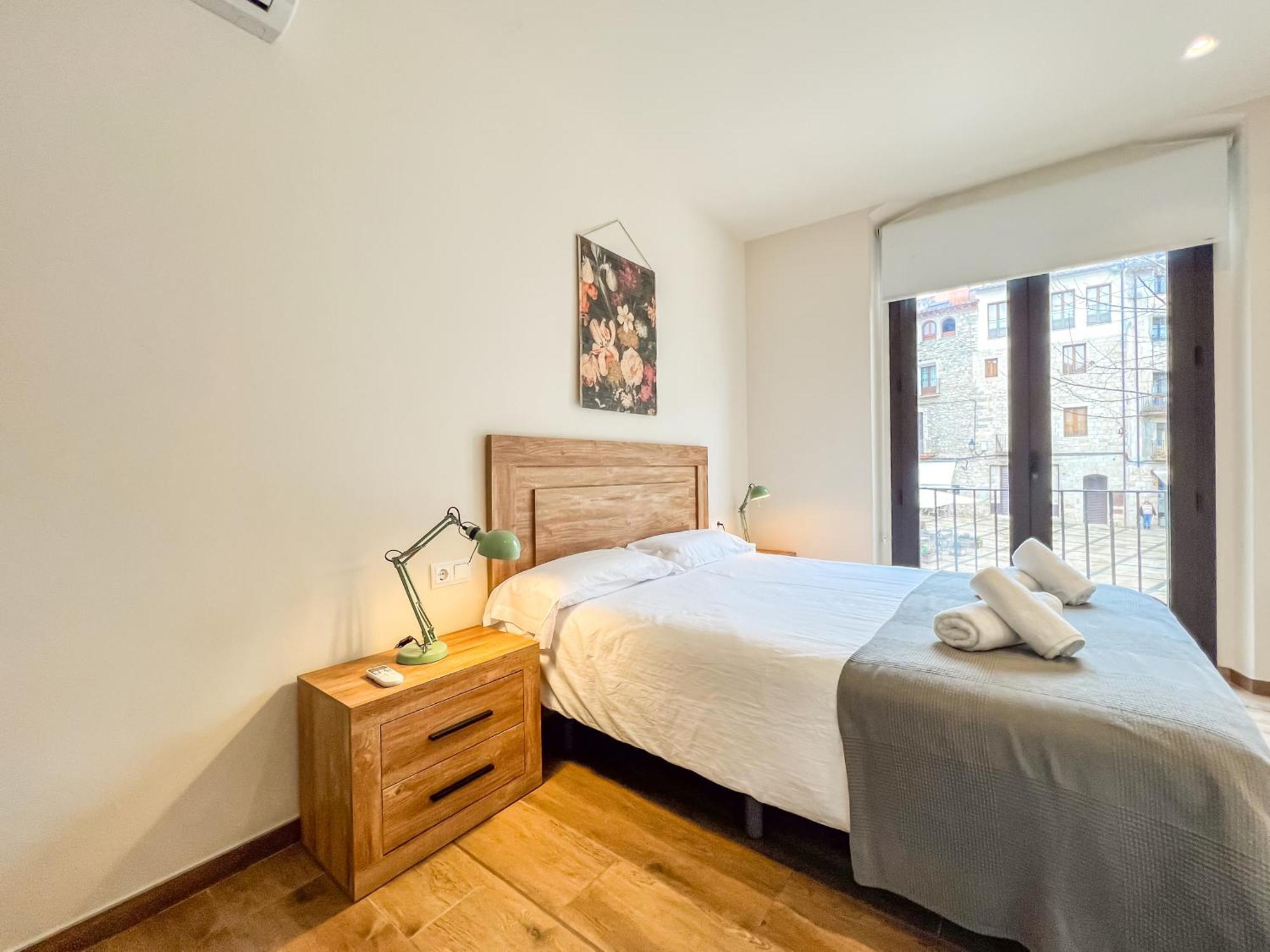 Besalú 11 Moderno apartamento con AC en la plaza Exterior foto