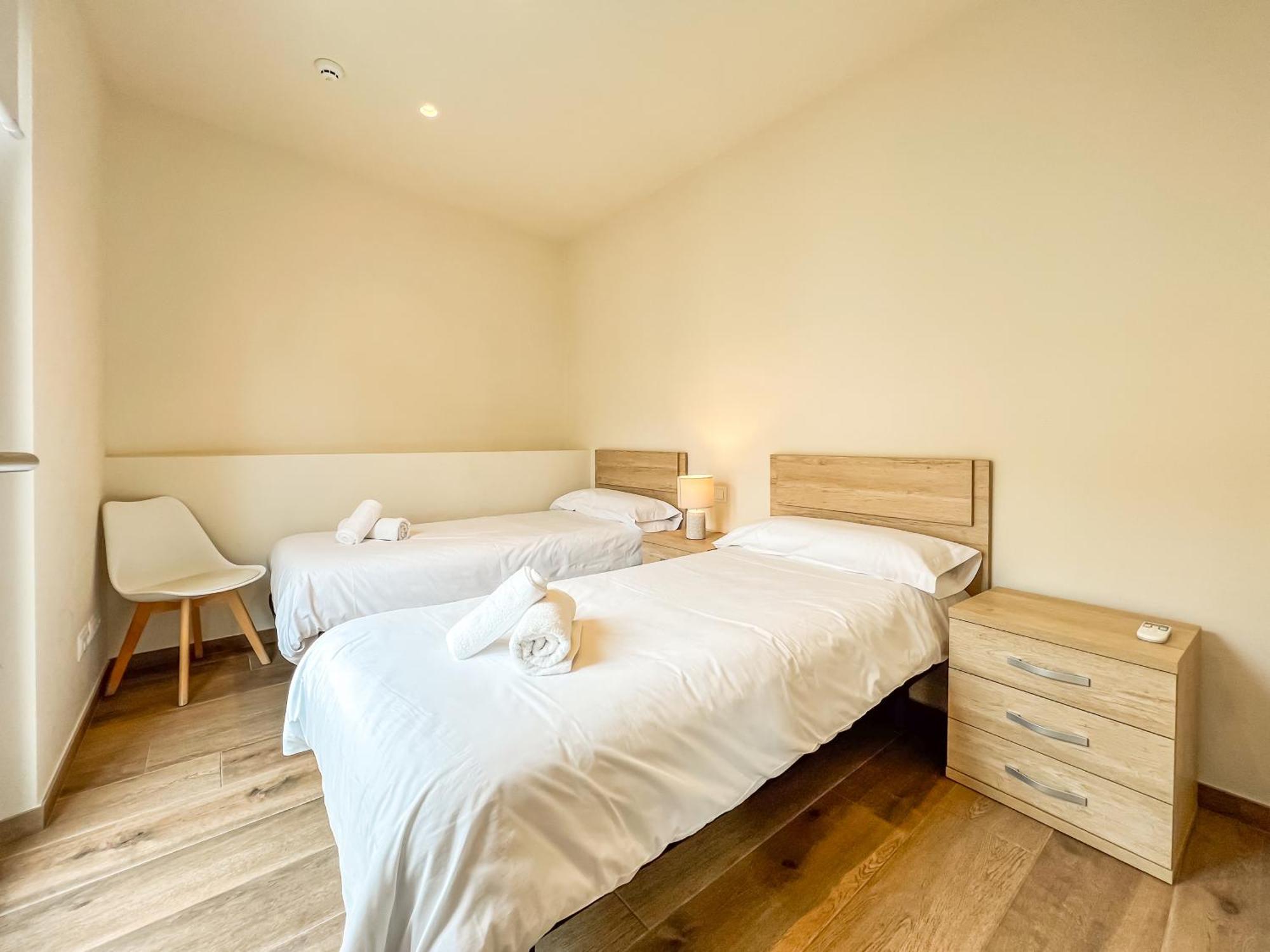 Besalú 11 Moderno apartamento con AC en la plaza Exterior foto