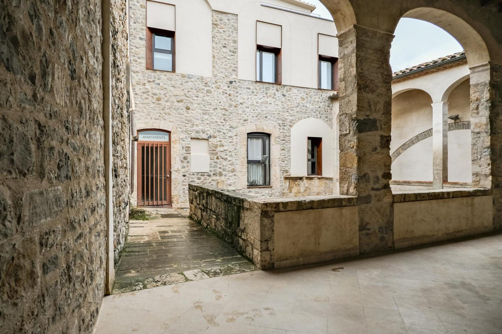 Besalú 11 Moderno apartamento con AC en la plaza Exterior foto